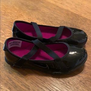 Nike Shoes - Nike size 2 gurls black shoes Nike Shoes - Nike size 2 gurls black shoes